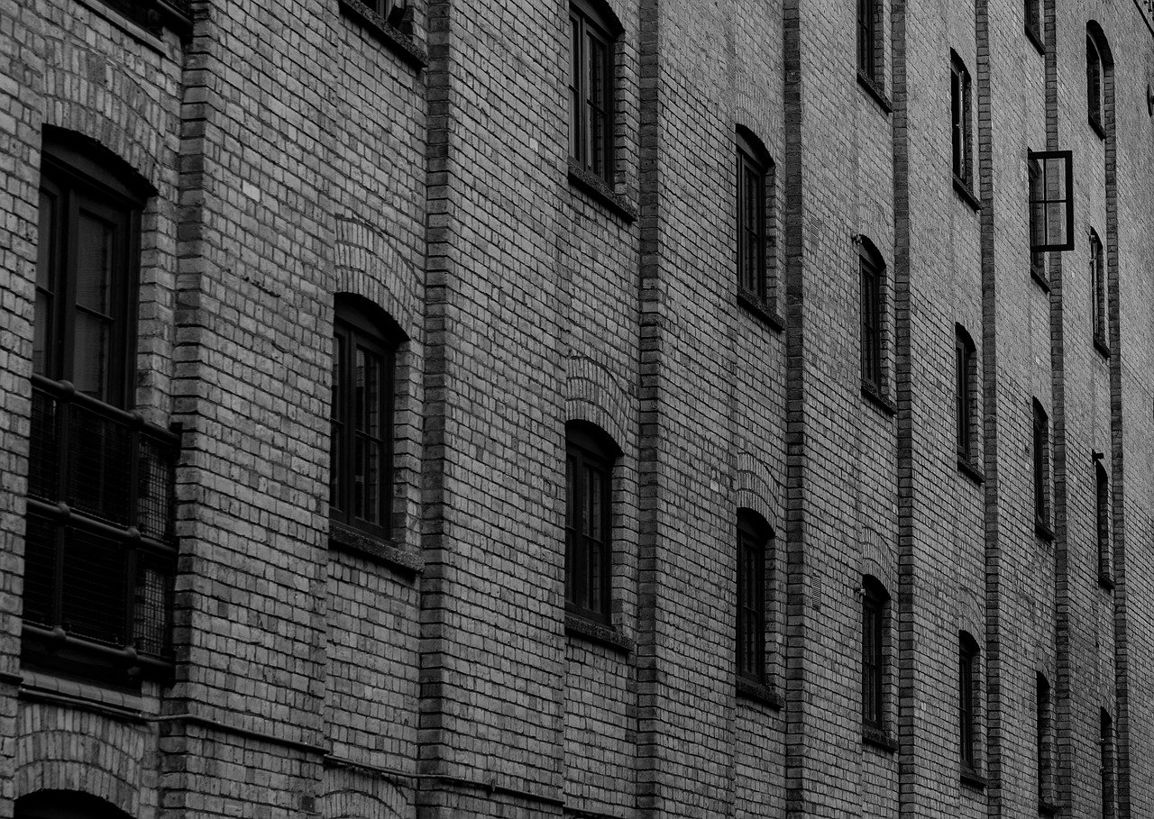 Exploring the Shift Towards Multi-Story Warehouses in Urban Areas