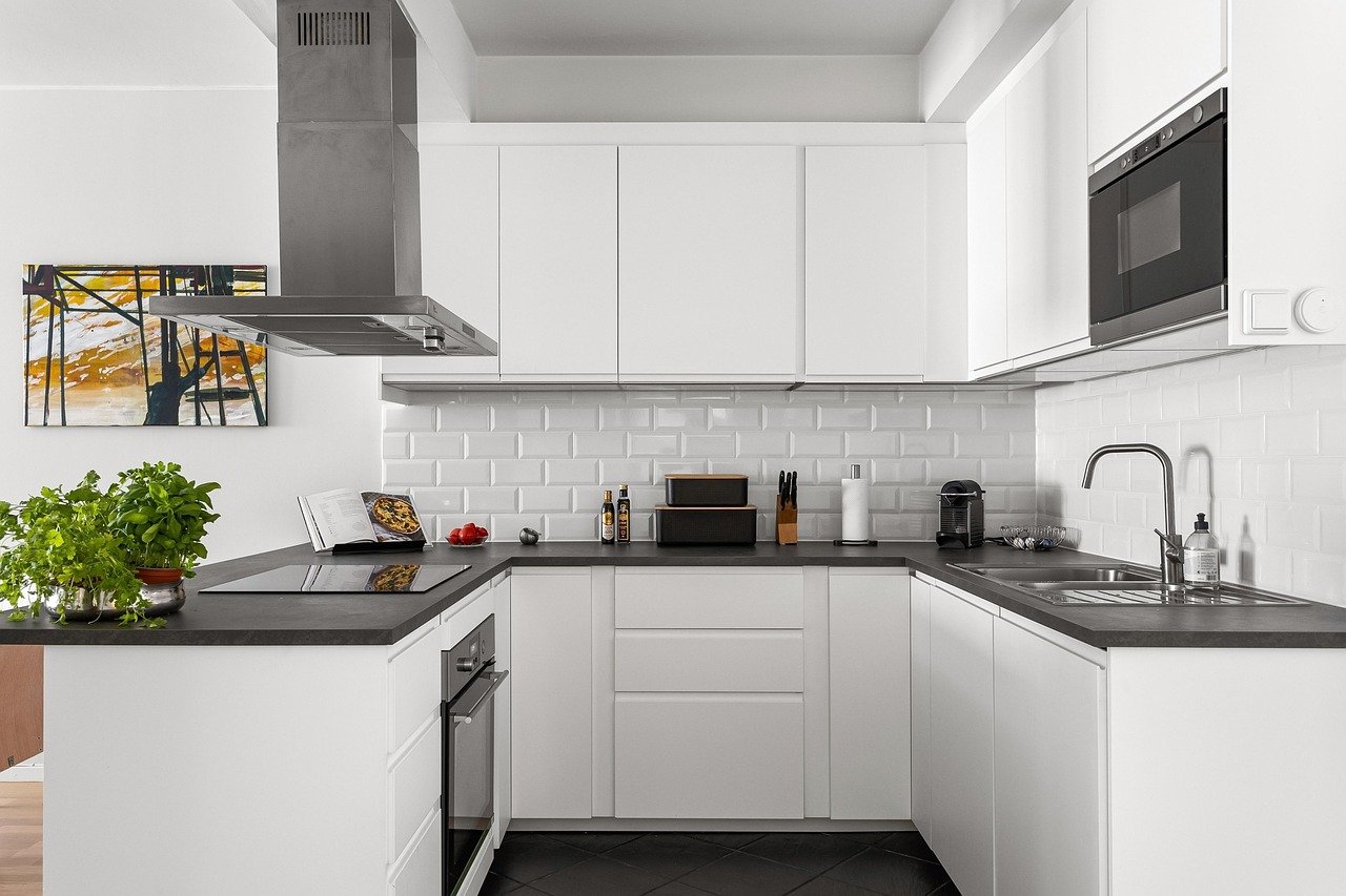 and Florida: A Comparative Study of Luxury Market Trends