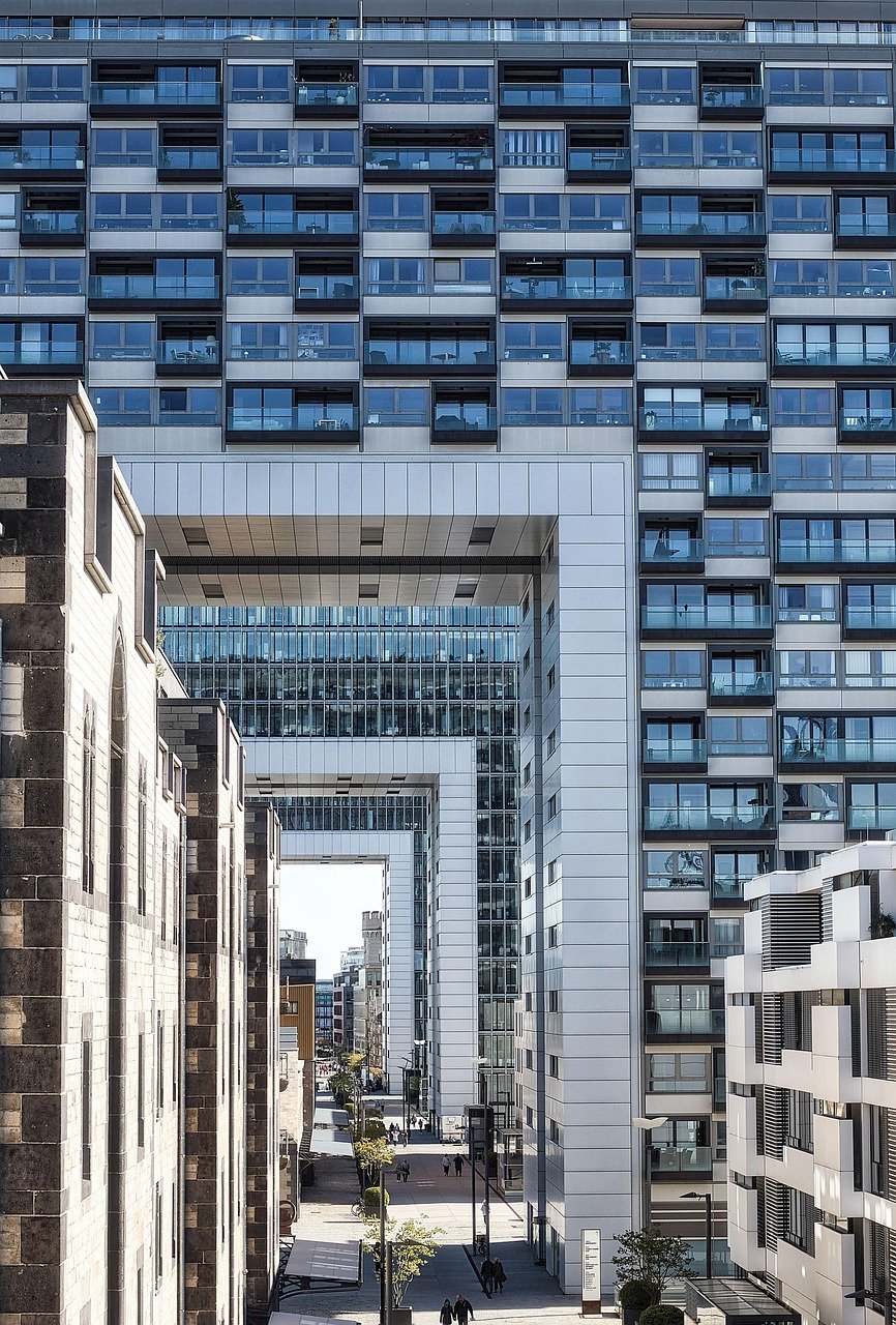 Exploring the Growth of Last-Mile Fulfillment Centers in Urban Retail Spaces
