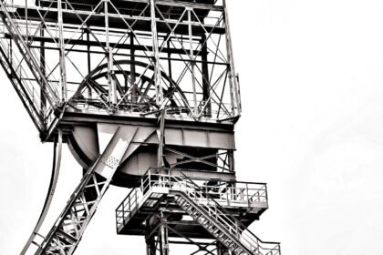 The Shift towards Hybrid Warehousing: Balancing Physical and Digital Logistics