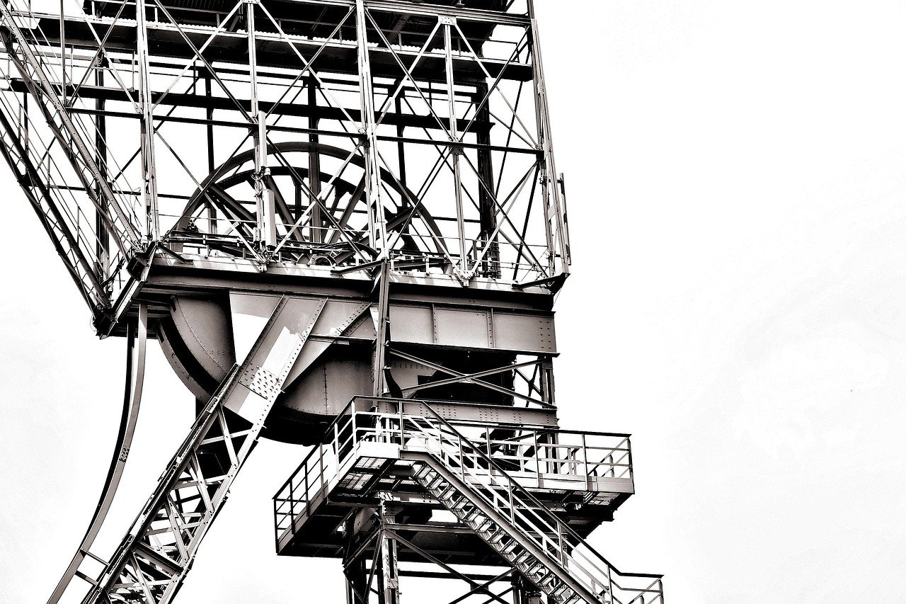 The Shift towards Hybrid Warehousing: Balancing Physical and Digital Logistics