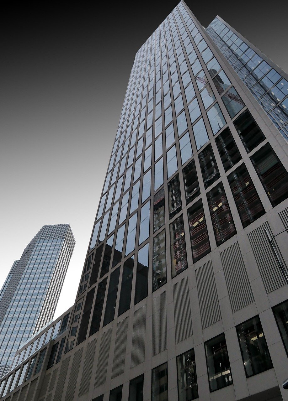 Retail Property Performance in the Face of E-Commerce Growth